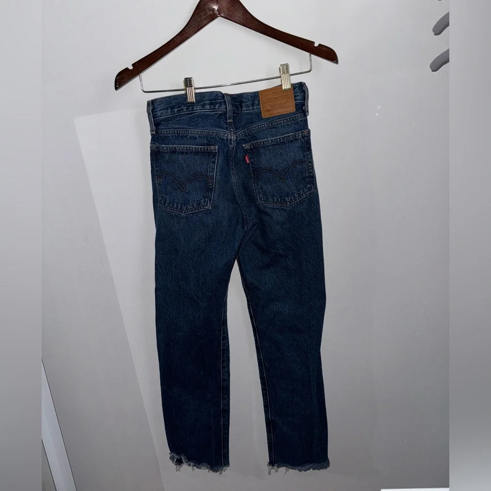 Levi’s Wedgie Icon Fit Medium Wash Distressed Cropped High-Rise Jeans - Picture 5 of 10